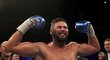 Tony Bellew se raduje z triumfu v mistrovském zápase proti Davidu Hayemu