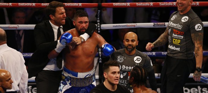 Tony Bellew slaví svůj triumf nad Davidem Hayem