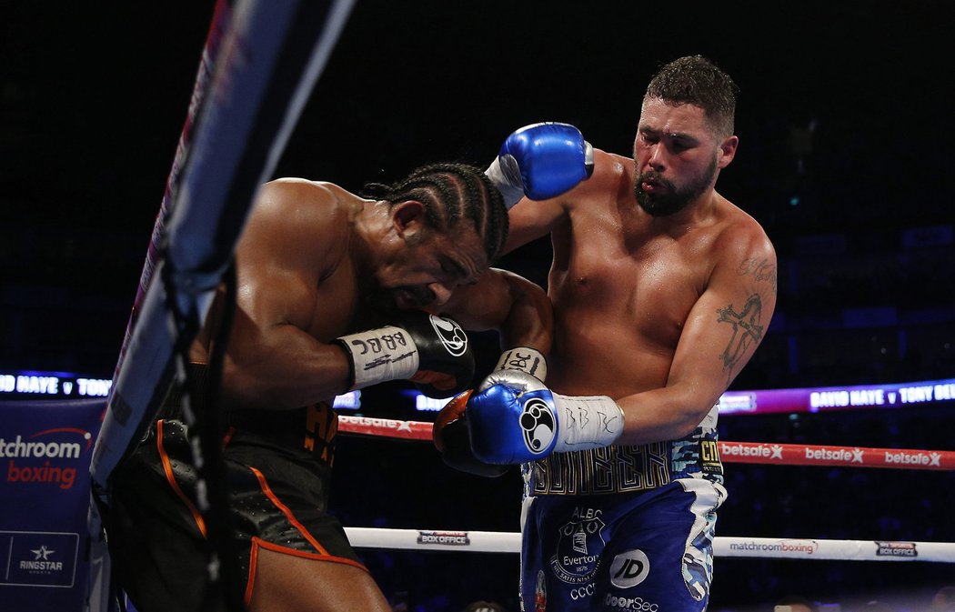 Tony Bellew (vpravo) buší do Davida Haye v londýnském zápase