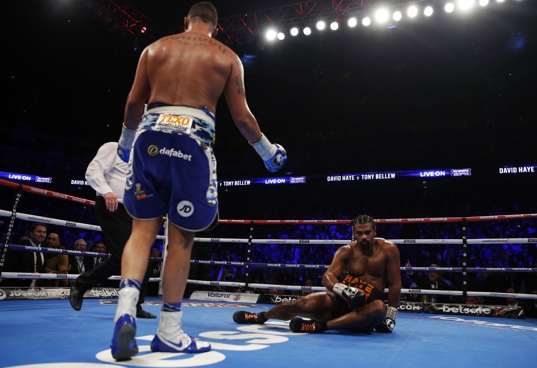 David Haye na zemi po knockoutu Tonyho Bellewa