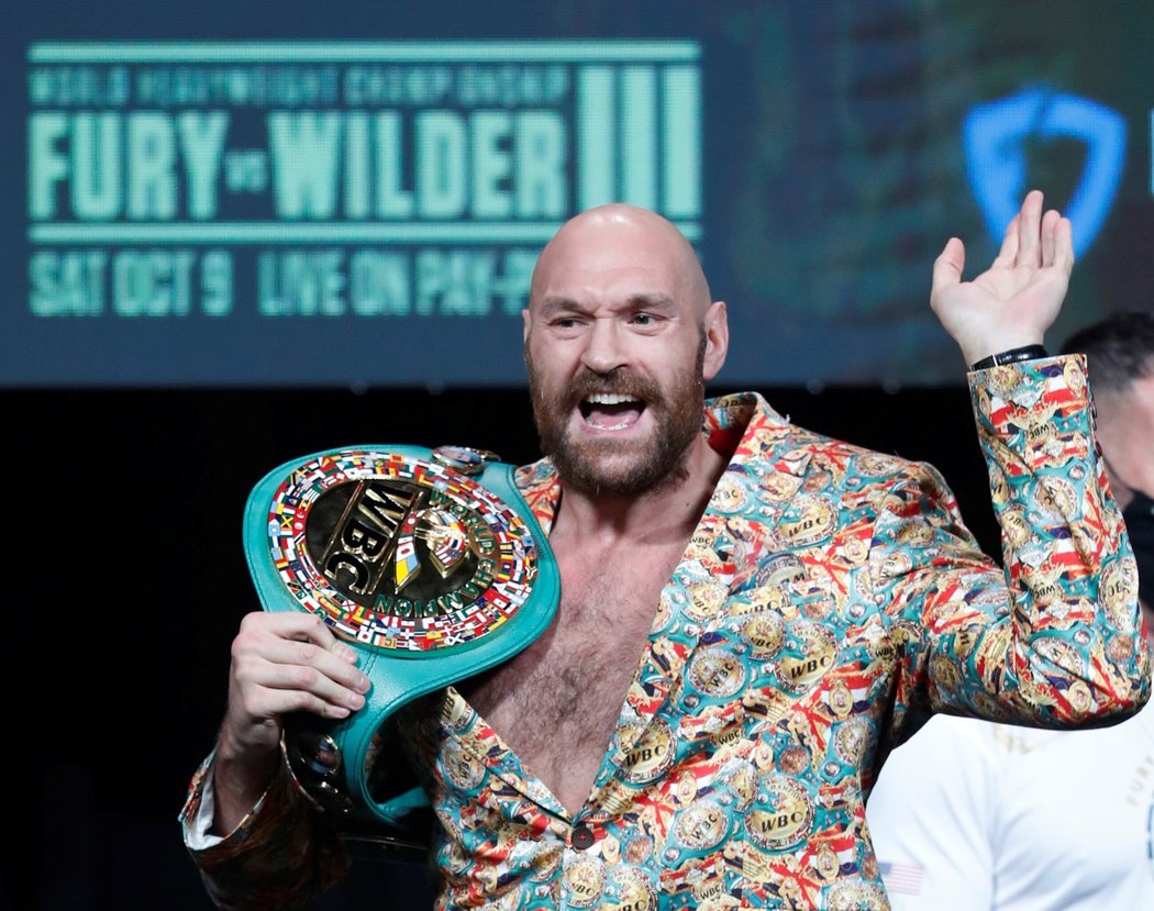 Tyson Fury se na závěr tiskovky pochlubil pásem organizace WBC