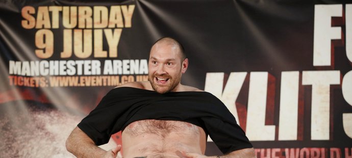 Tyson Fury se na tiskové konferenci rozjel a ukázal svůj pupek