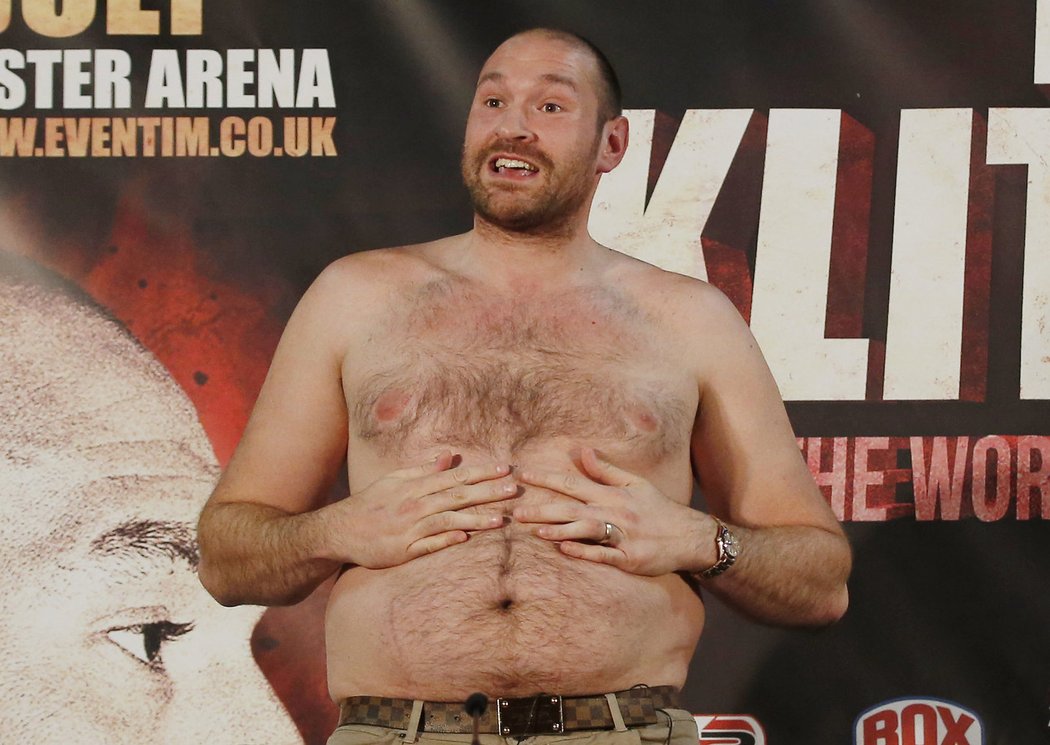 Tyson Fury předvedl na tiskové konferenci k odvetě duelu s Vladimirem Kličkem své &#34;vypracované&#34; břicho