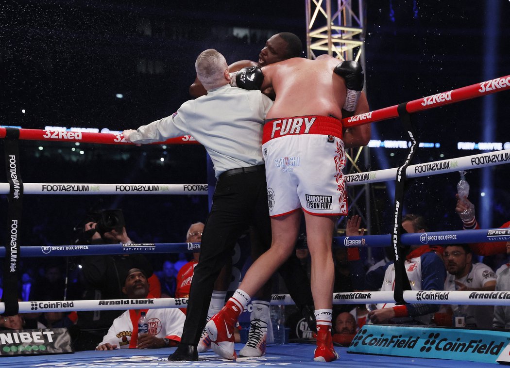 Tyson Fury obhájil ve Wembley svůj pás