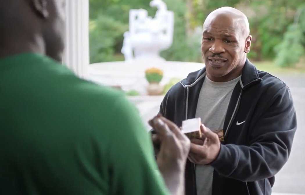 Na, tady máš to ucho... Mike Tyson vrací Evanderu Holyfieldovi ukousnuté ucho