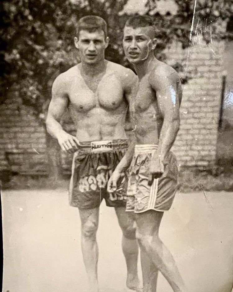 Bratři Kličkové v mládí (vlevo Vladimir, vpravo Vitalij)