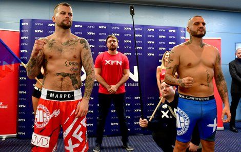 Dvě rapperské hvězdy pózují při vážení před svým boxerským zápasem: Otakar Petřina alias Marpo (vlevo) a Patrik Vrbovský, neboli Rytmus