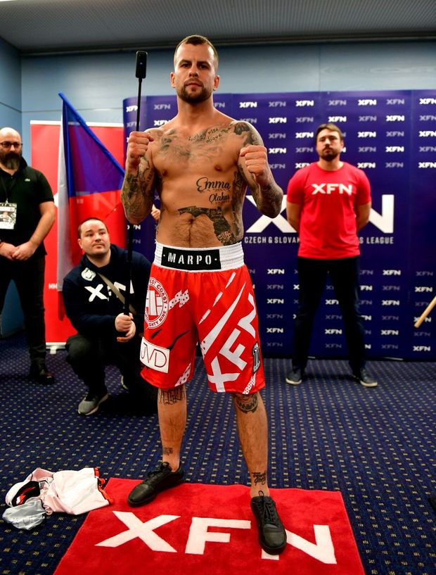 Otakar Petřina, známý jako rapper Marpo pózuje před duelem proti Patriku Vrbovskému Otakar Petřina, známý jako rapper Marpo pózuje před duelem proti Patriku Vrbovskému