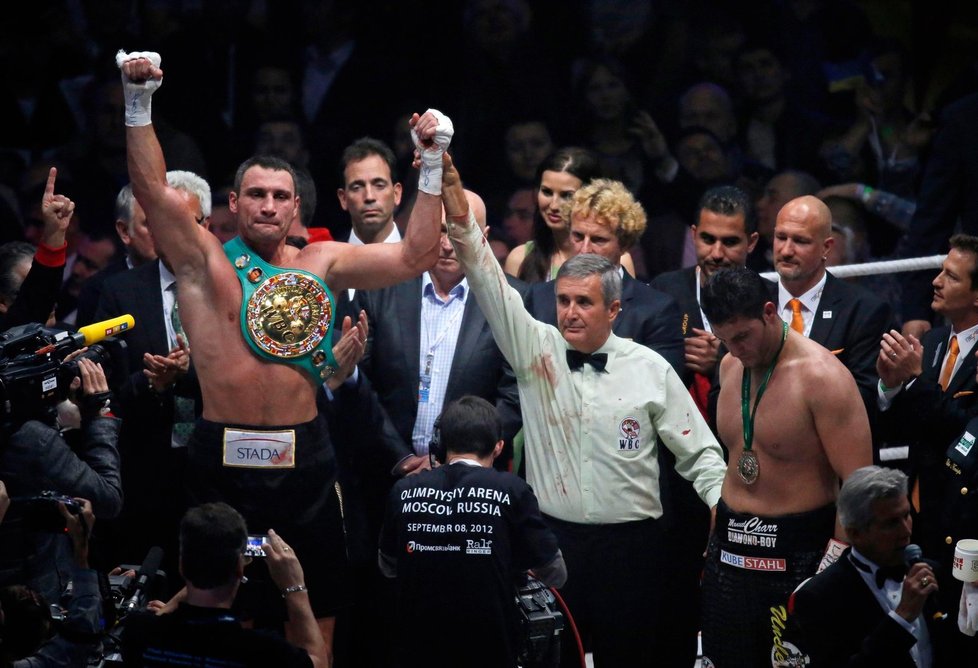 Vítěz! Vitalij Kličko obhájil svůj titul šampiona WBC v krvavém souboji s Manuelem Charrem. Od krve byl i rozhodčí duelu...