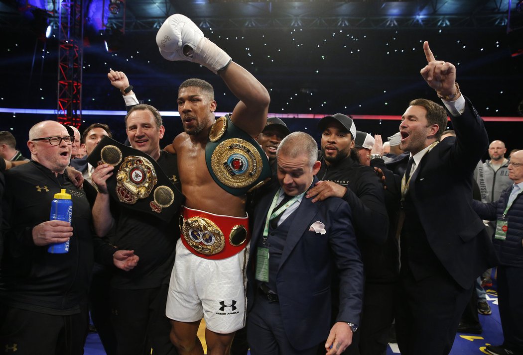 Nový boxerský šampion Anthony Joshua může slavit