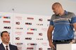 206cm vysoký Brit Tyson Fury stojí nad Vladimirem Kličkem při jejich tiskové konferenci před říjnovým zápasem o titul mistra světa