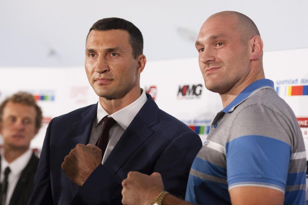 Vladimir Kličko (vlevo) a Tyson Fury na tiskové konferenci