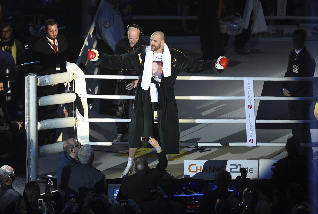 Tyson Fury se předvádí před začátkem duelu divákům.