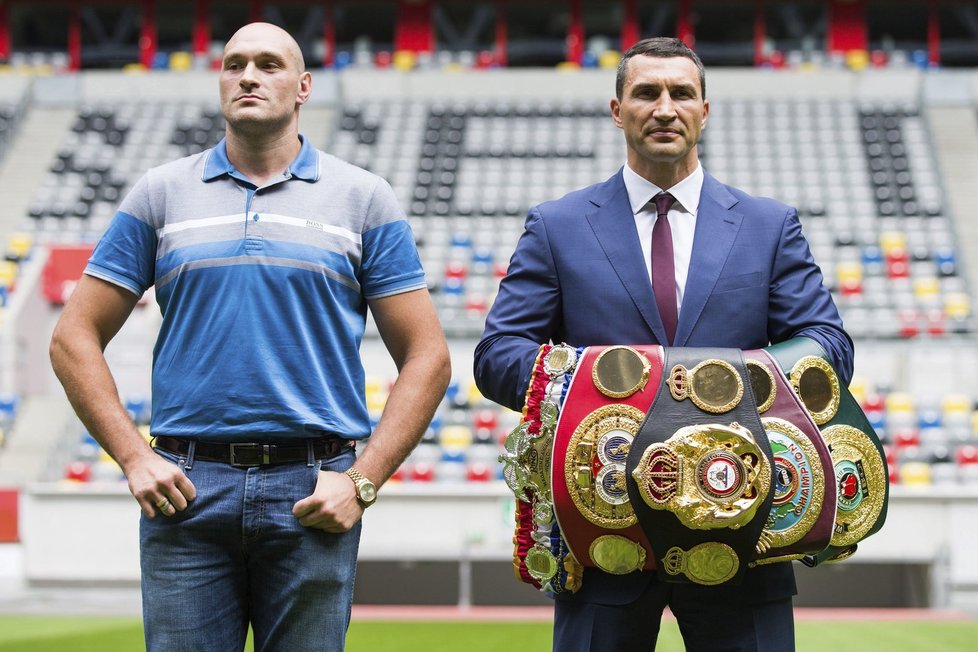 Britský boxer Tyson Fury prohlásil, že chce zbavit těžkou váhu Vladimira Klička (vpravo) a chce všechny jeho mistrovské pásy. Jestli na to má, se ukáže 24. října