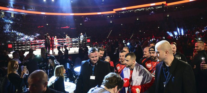 Rapper Marpo, vlastním jménem Otakar Petřina, v zaplněné O2 areně míří do ringu, kde se utkal se Slovákem Rytmusem