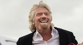 Branson se kvůli prohrané sázce v F1 za měsíc promění v letušku