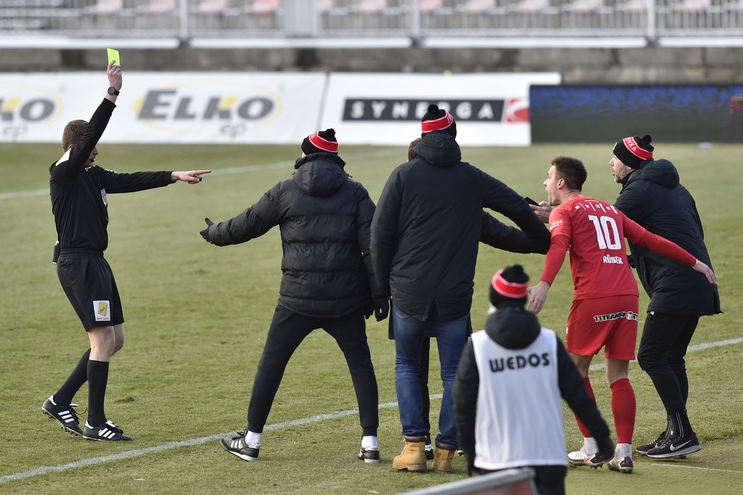 Rozhořčení brněnské lavičky nad neuznaným gólem vyústilo ve žlutou kartu