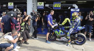 FOTO: V Brně stoupá napětí. Rossi ladil motorku, hostesky zadečky