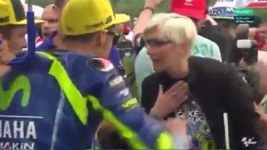 Valentino Rossi nic nedal na to, že před ním stojí ministryně