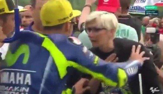 Valentino Rossi neměl na společnou fotku s ministryní pro místní rozvoj ani pomyšlení