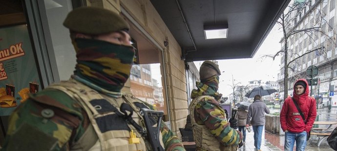 V Belgii byl vyhlášen nejvyšší stupeň ohrožení, nejezdí metro a v ulicích hlídkují ozbrojení vojáci a policisté
