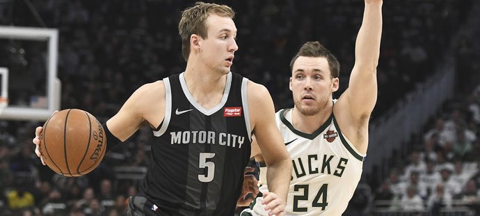 Bucks nedali Detroitu hrajícímu bez hvězdy Blakea Griffina sebemenší šanci. 