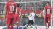 Útočník Frankfurtu Bas Dost střílí úvodní gól do sítě bundesligového nováčka Unionu Berlín