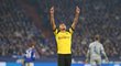 Jadon Sancho oslavuje vstřelenou branku v utkání se Schalke 04
