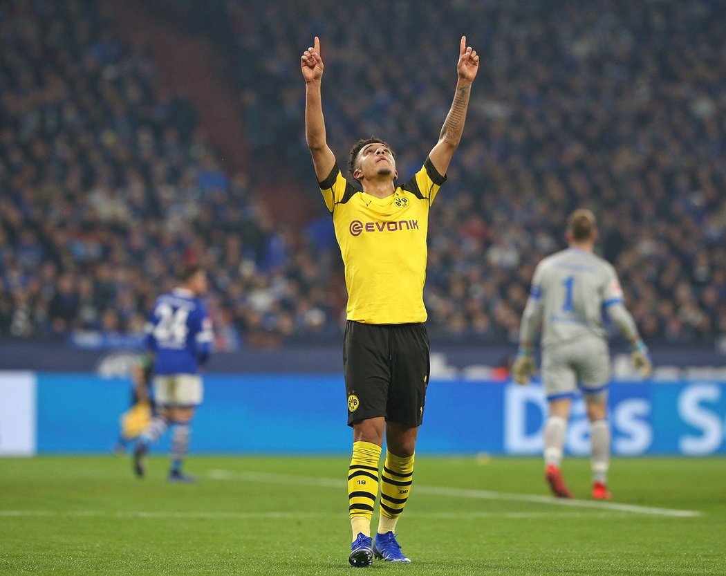 Jadon Sancho oslavuje vstřelenou branku v utkání se Schalke 04