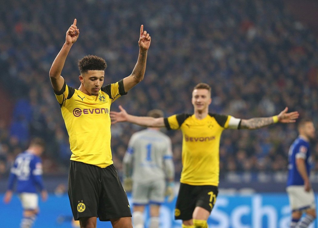 Jadon Sancho oslavuje vstřelenou branku v utkání se Schalke 04. V pozadí se raduje Marco Reus