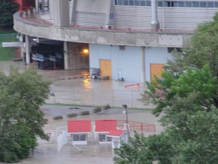 Hokejová hala Saddledome je zatopená, voda sahá až do 10. řady hlediště