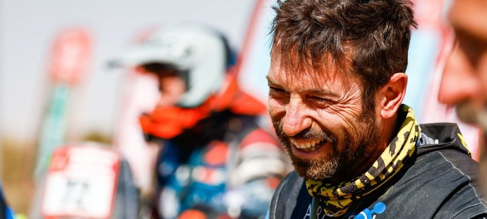 Motorkář Carles Falcón havaroval na Rallye Dakar kousek před cílem. Je ve vážném stavu