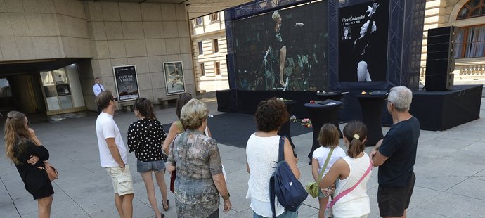 Veřejnost si u Národního divadla připomíná památku Věry Čáslavské