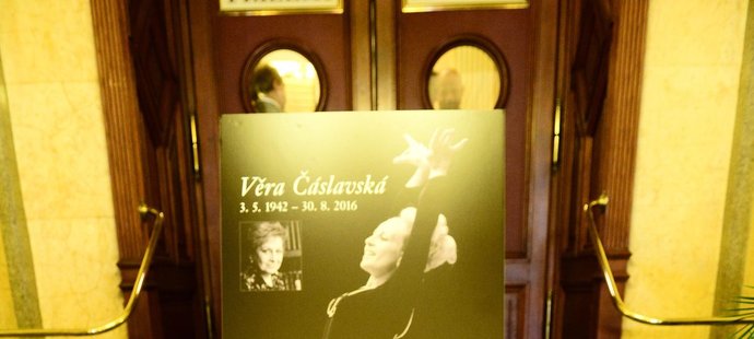 Kytici s květy sakury od vydavatelství Czech News Center na rozloučení s Věrou Čáslavskou: "Kdo podstoupí riziko, postaví se světu a čelí mu s odvahou, toho čeká obrovská odměna - sebeúcta."