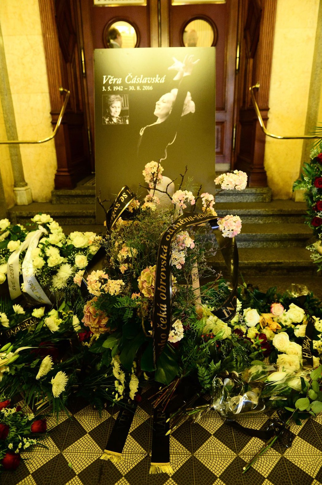 Kytici s květy sakury od vydavatelství Czech News Center na rozloučení s Věrou Čáslavskou: &#34;Kdo podstoupí riziko, postaví se světu a čelí mu s odvahou, toho čeká obrovská odměna - sebeúcta.&#34;