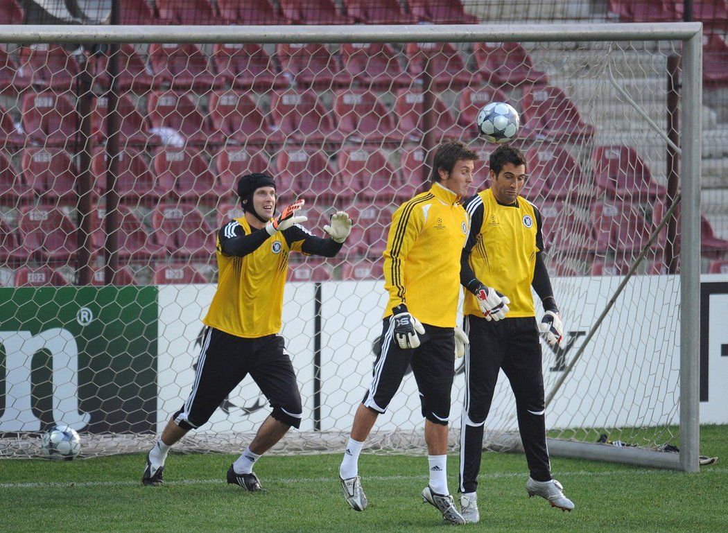 Petr Čech trénuje společně se svými spoluhráči Henriquem Hilariem (vpravo) a Carlem Cudicinim (vlevo)