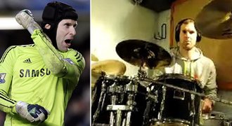 EXKLUZIVNÍ VIDEO: Tady cvičí na bicí rocker Petr Čech