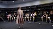 Slavná zpěvačka Céline Dion se stavila v šatně Bruins, kde přečetla sestavu na zápas proti Rangers