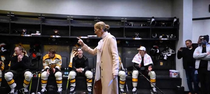 Slavná zpěvačka Céline Dion se stavila v šatně Bruins, kde přečetla sestavu na zápas proti Rangers
