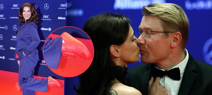 Mika Häkkinen se líbal na červeném koberci s českou přítelkyní Markétou Kromatovou, Katarina Wittová ukázala své tenisky
