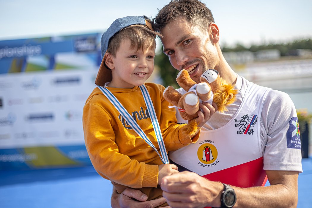 Milan Viktora oslavuje bronzovou medaili se svým synem