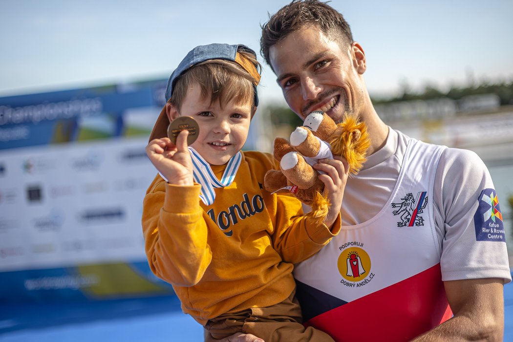 Milan Viktora oslavuje bronzovou medaili se svým synem