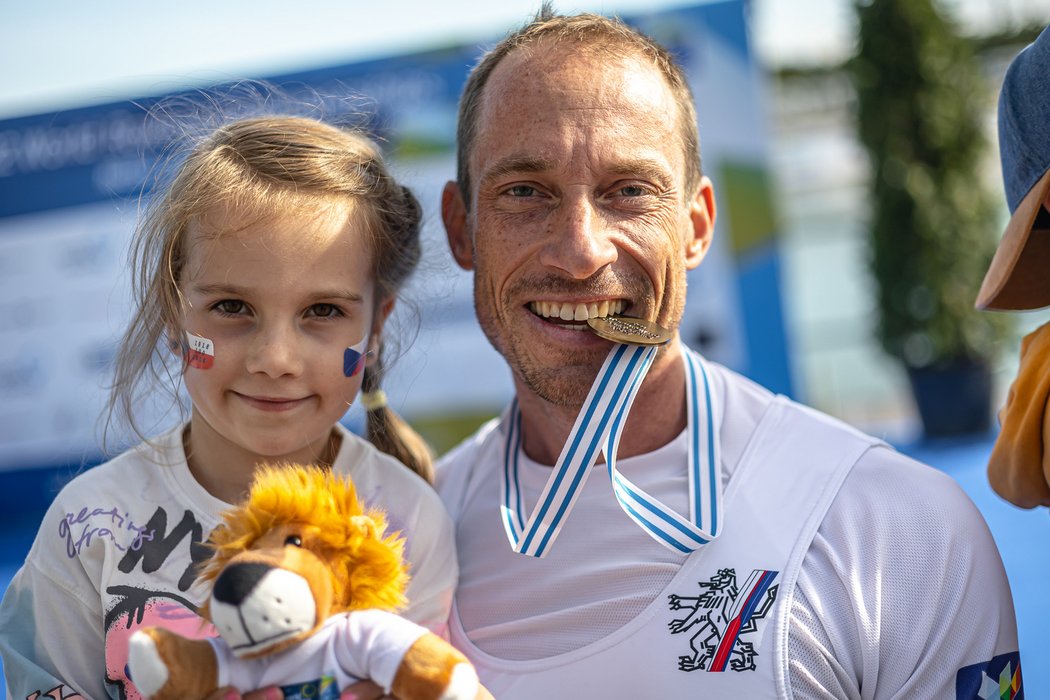 Jiří Kopáč oslavuje bronzovou medaili se svou dcerou