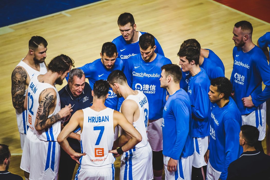 Čeští basketbalisté během přípravného utkání s Angolou před šampionátem v Číně
