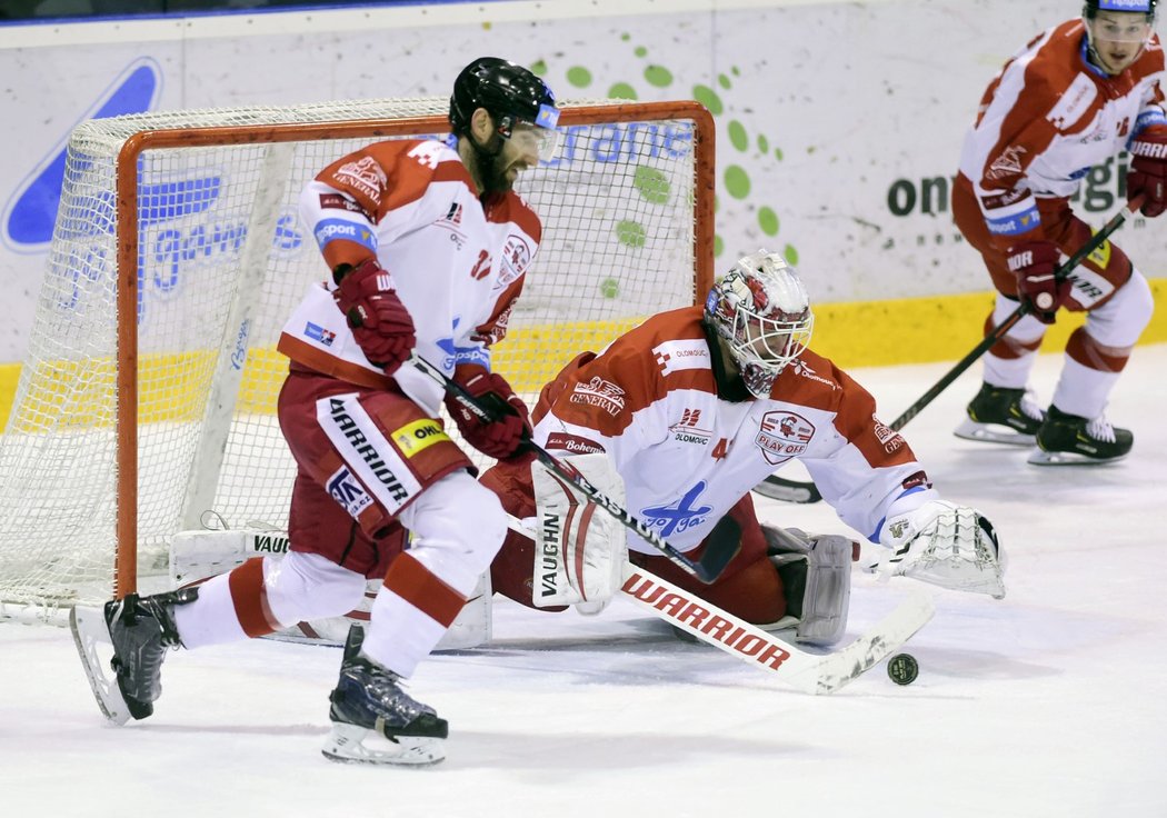 Brankář Olomouce Branislav Konrád kryje volný kotouč