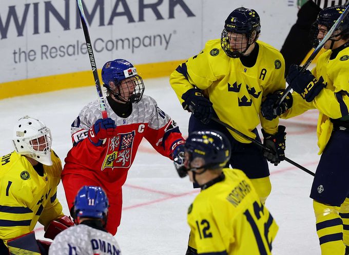 ONLINE: Česko U18 - Švédsko U18 3:3. Komplikace v úvodu třetí třetiny! Sörensson srovnává ONLINE: Česko U18 - Švédsko U18 3:3. Komplikace v úvodu třetí třetiny! Sörensson srovnává
