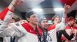 Oslavy české hokejové dvacítky v šatně po zisku bronzových medailí