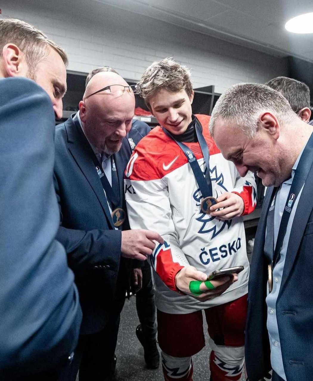 Oslavy české hokejové dvacítky v šatně po zisku bronzových medailí