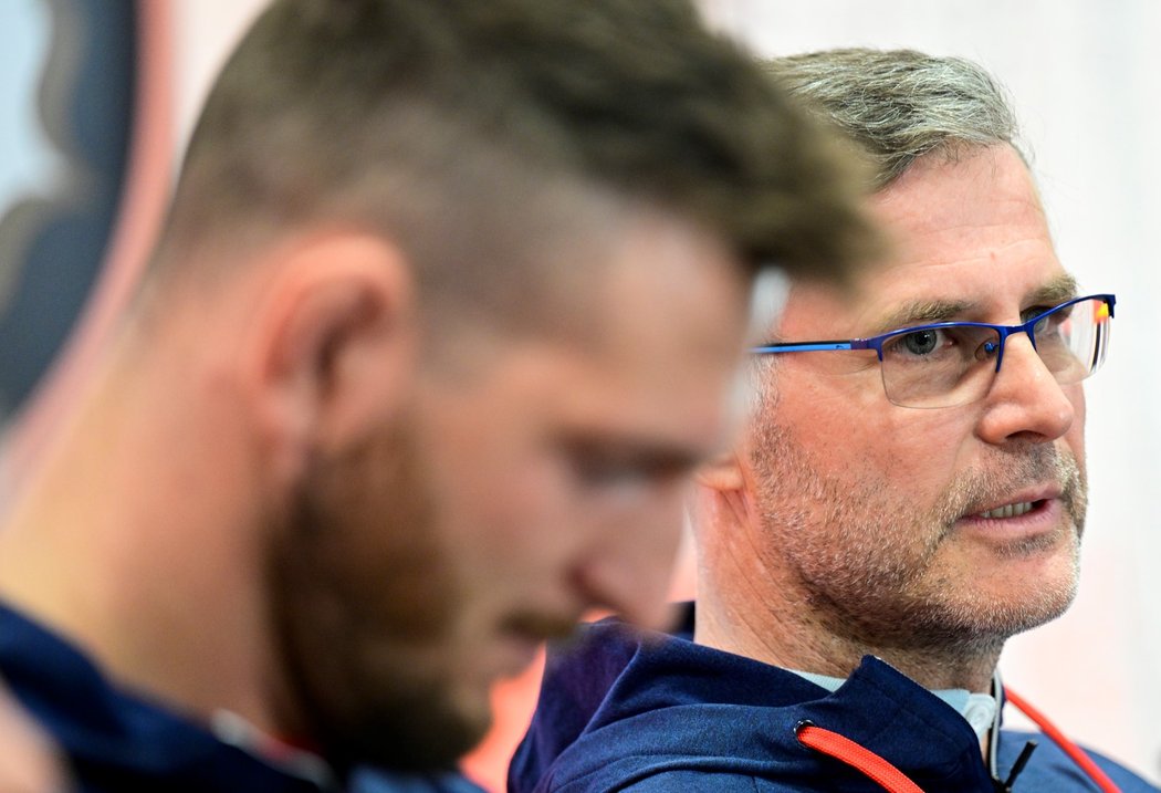 Trenér Petr Lacina hovoří o ambicích českého týmu, vedle něj sedí Lukáš Krpálek