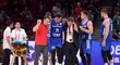 Český basketbalista Blake Schilb se zranil v utkání s Brazílií, z palubovky musel kvůli výronu v kotníku